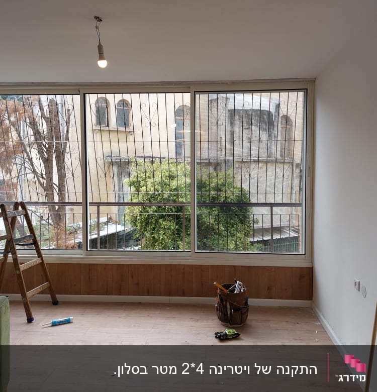 חלון אלומיניום עם סורגים בחדר ריק